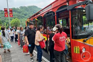 福克斯：穆雷本赛季防守取得了很大进步 这对球队很重要